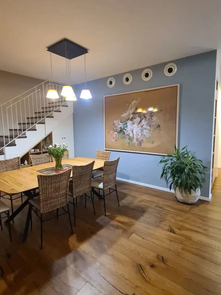 חלל מגורים מודרני עם מערכת VRF נסתרת כחלק ממגמות מיזוג מתקדמות