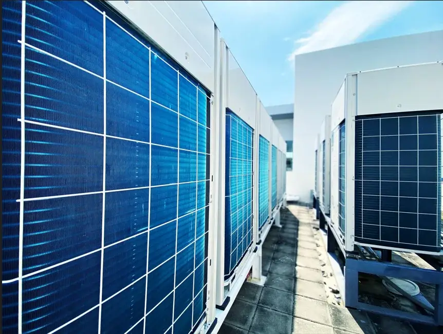 מערכת VRF מותקנת על גג מבנה בבנייה מסחרית, פתרון חיסכון באנרגיה למיזוג מתקדם